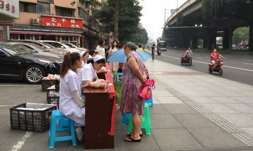 夏日爱心传递:我院购买大量滞销番茄为环卫工人和社区群众免费发放 夏日爱心传递:我院购买大量滞销番茄为环卫工人和社区群众免费发放