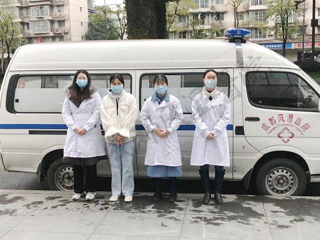 成都风湿医院志愿者田雯、李珊、何春琴、易欢欢