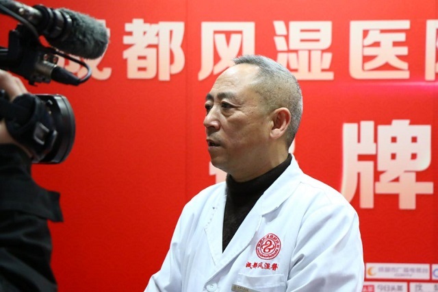 成都风湿医院陈建春副院长接受成都电视台采访 成都风湿医院陈建春副院长接受成都电视台采访